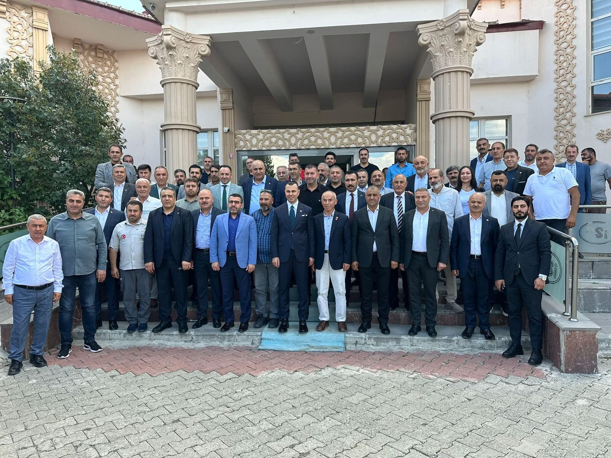 AK Parti MKYK Üyesi ve İstanbul Milletvekili Seyithan İzsiz, Kars’ta STK ve İş İnsanlarıyla Buluştu