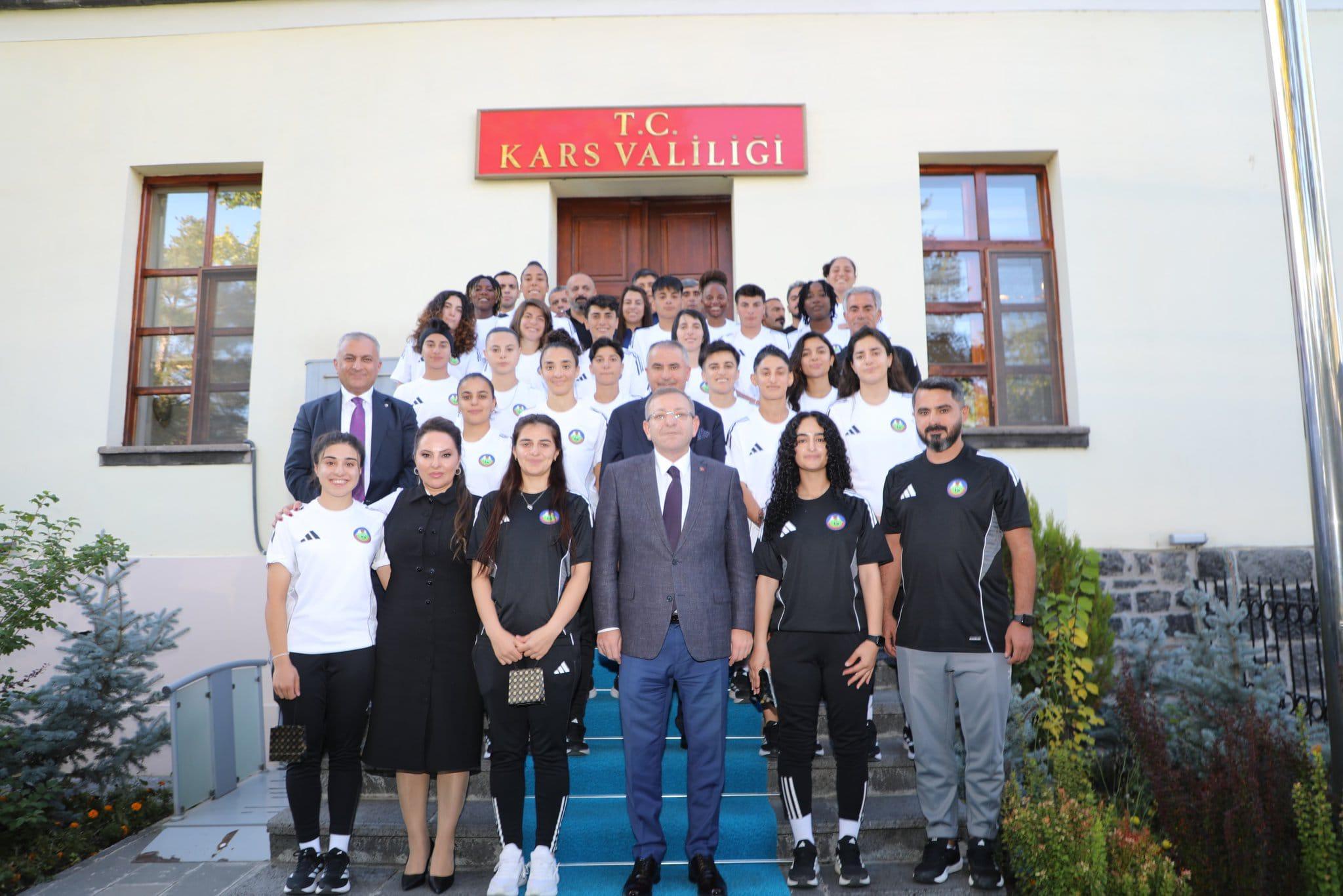 Kars Valisi Ziya Polat, spora ve gençliğe verdiği desteği sürdürüyor