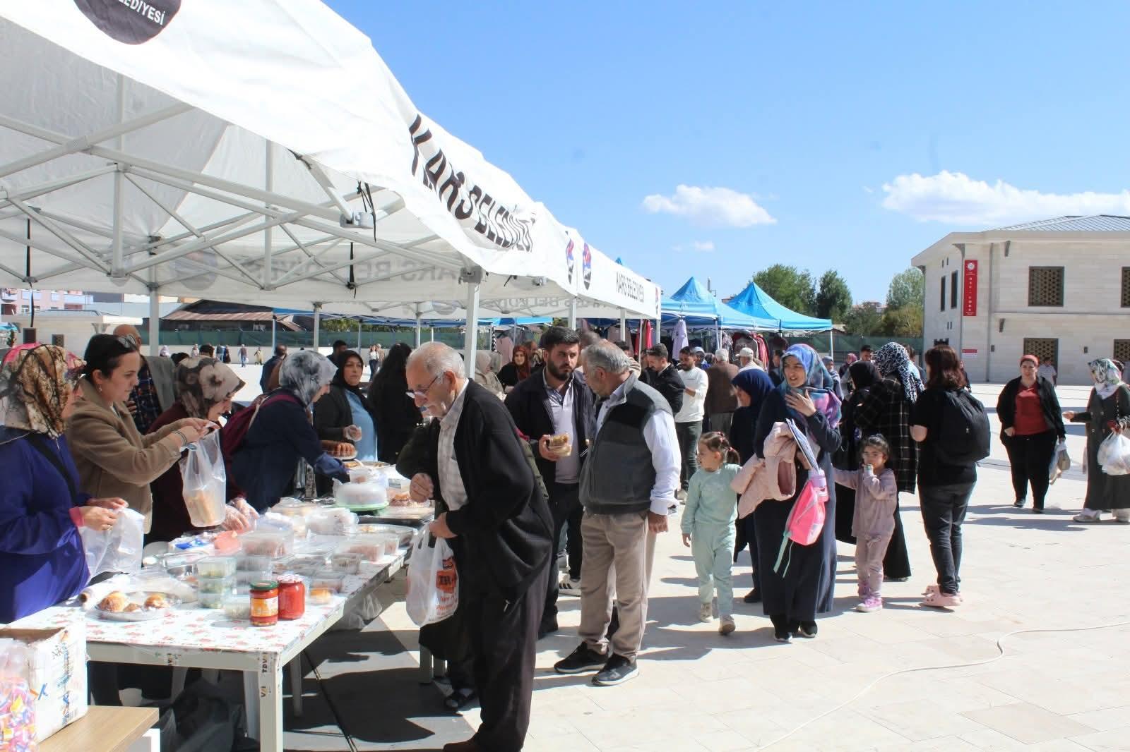 Kars'ta Kur'an kursları yararına “Hayır Çarşısı” kuruldu