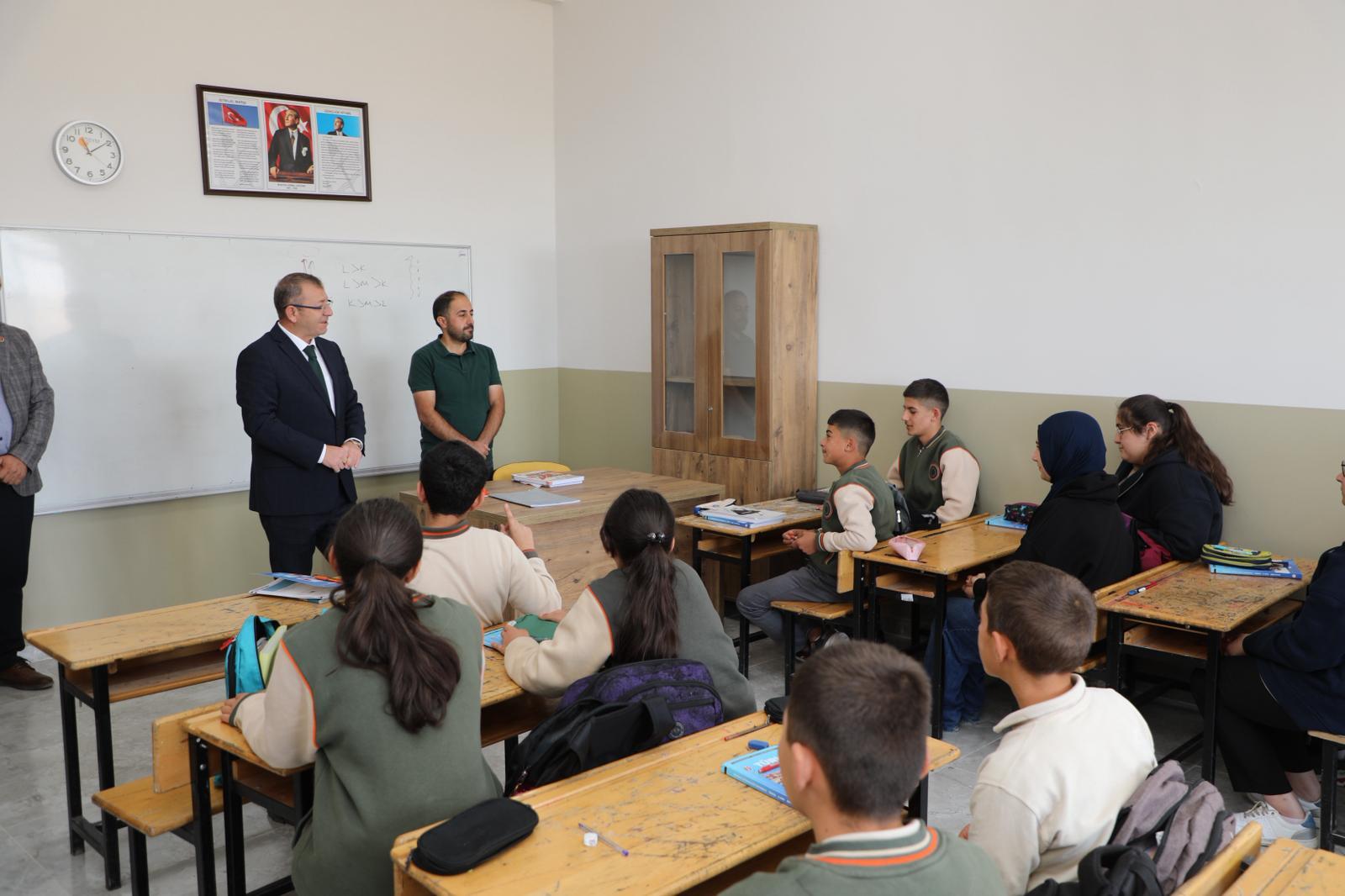 Kars Valisi Ziya Polat'tan İstiklal Ortaokulu’na Ziyaret