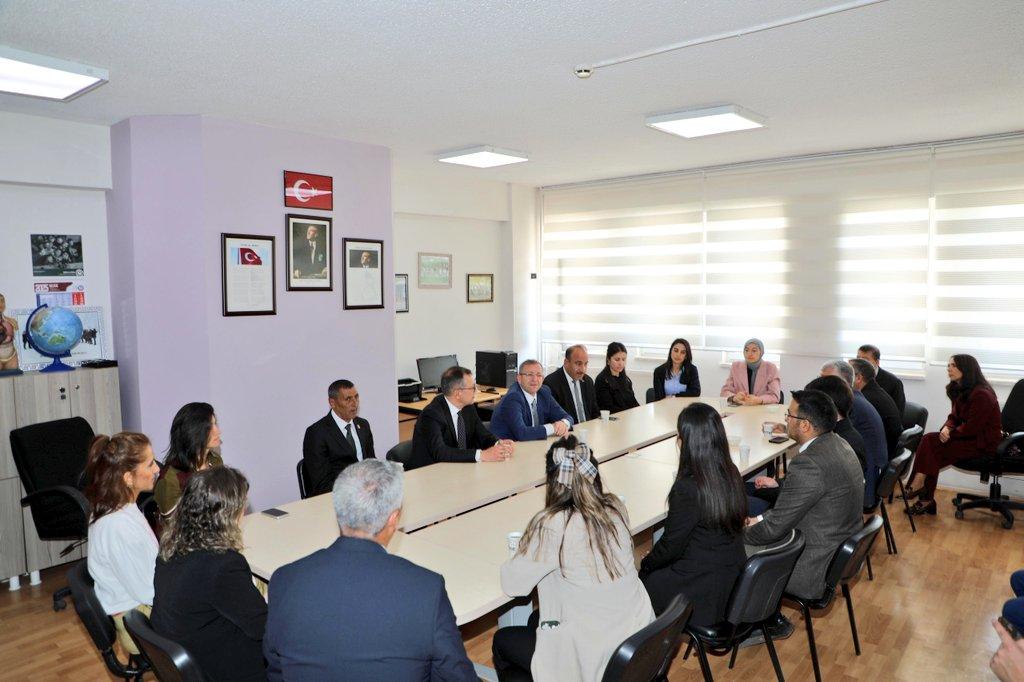 Kars Valisi Polat’tan TOKİ İlkokulu’na ziyaret