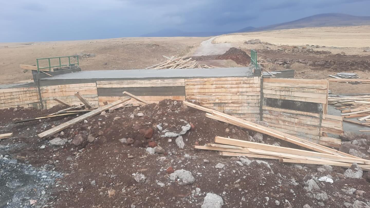 Digor İlçesi Mahirbey Köyü’nde Menfez yapım çalışmaları devam ediyor