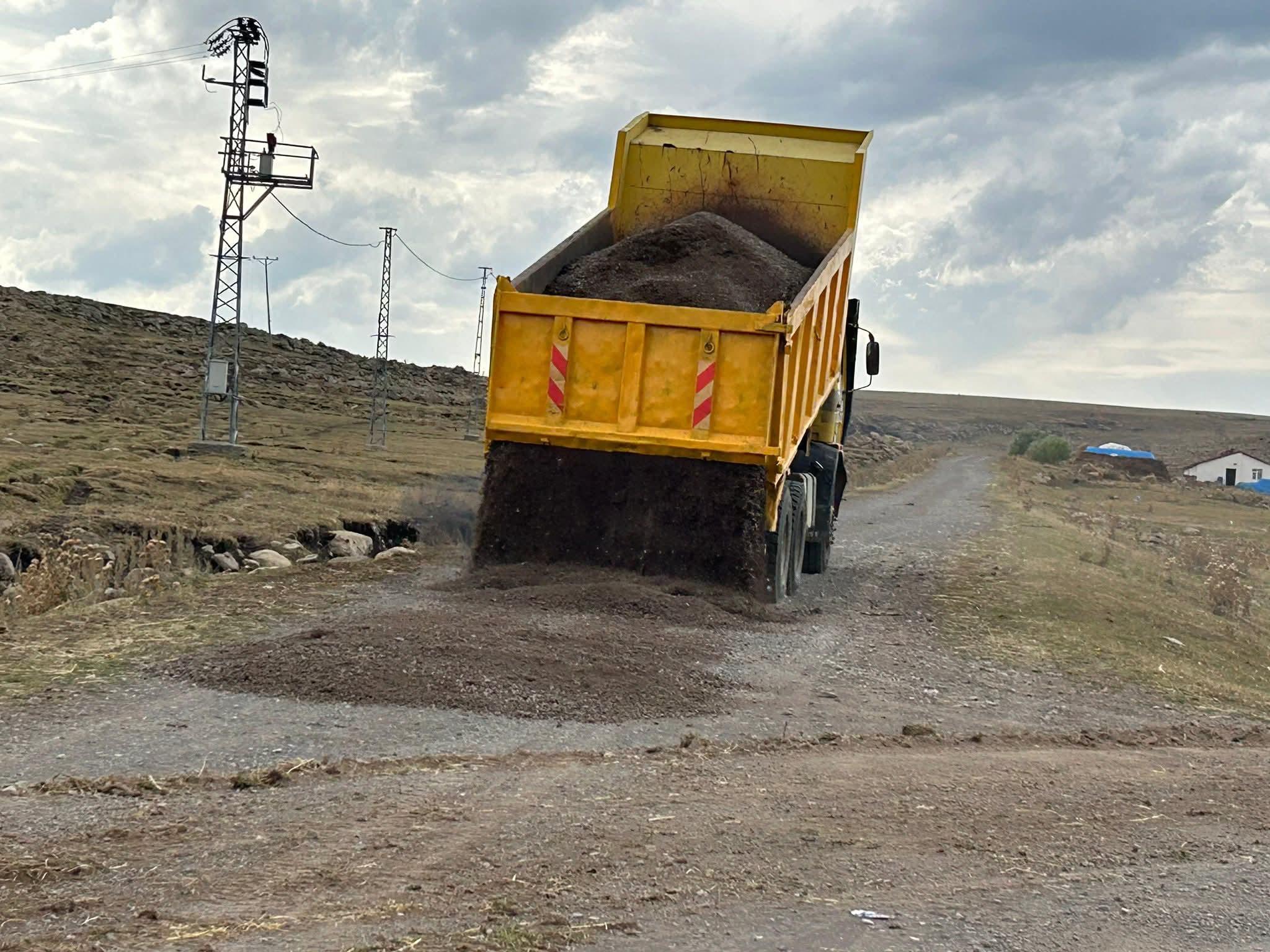 Susuz’da köy yollarında bakım ve onarım çalışmaları sürüyor