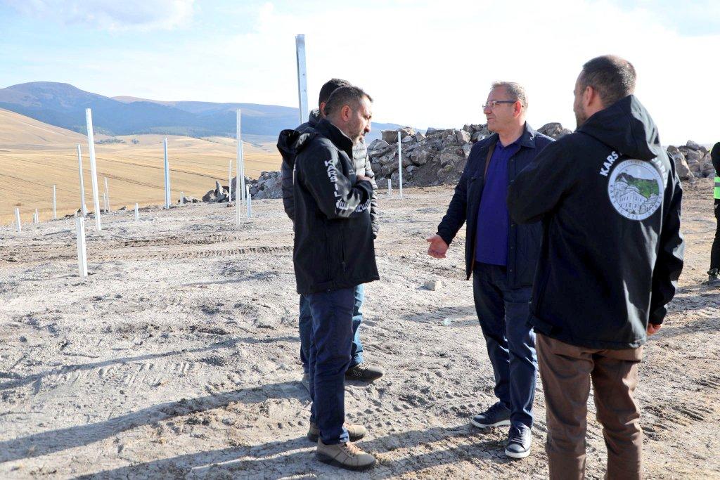 Kars Valisi Polat, Asboğa Köyü’ndeki Güneş Enerji Sistemi çalışmalarını inceledi