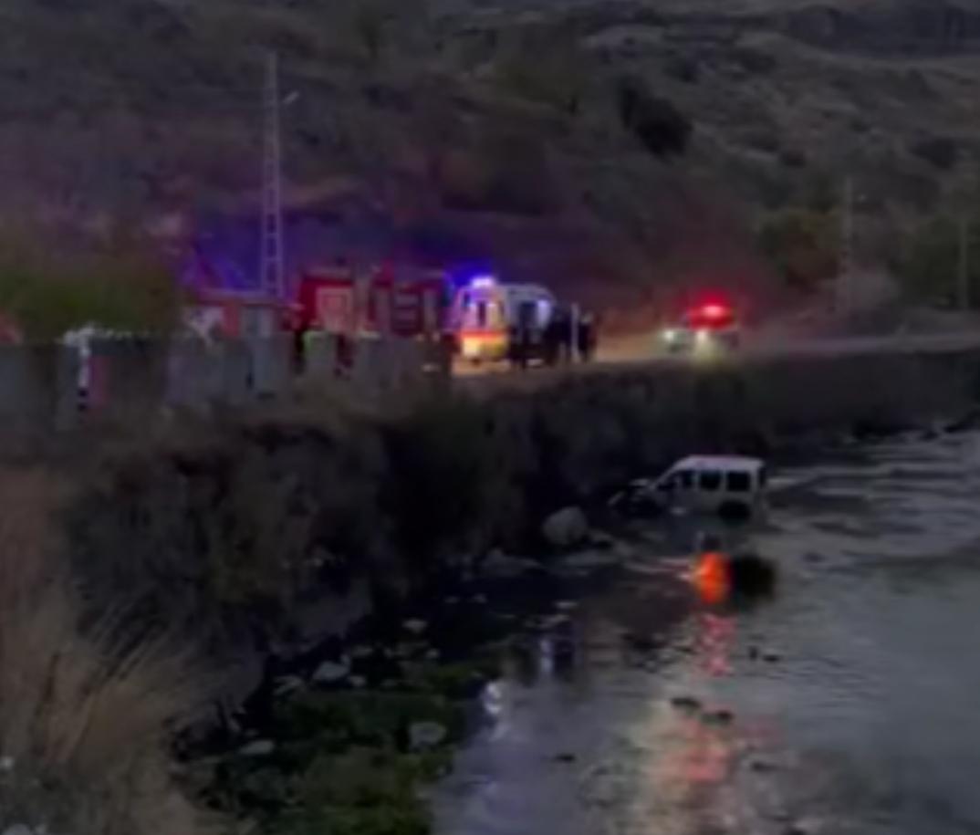 Kars’ta araç Kars Çayı’na düştü: 1 kişi yaralandı