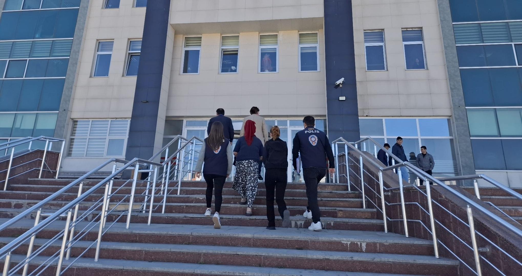 Kars’ta banka kartı dolandırıcılığı operasyonu: 2 şüpheli gözaltına alındı