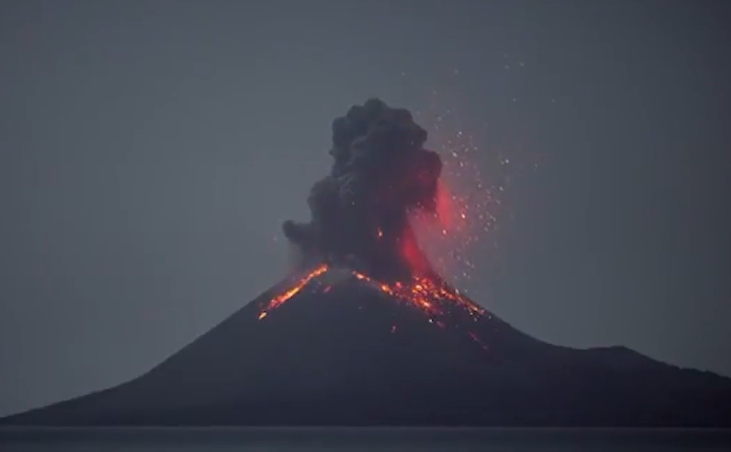 Semeru Yanardağı'nda art arda iki patlama