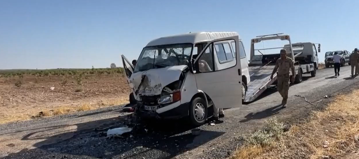 Şanlıurfa’da minibüs ile otomobil çarpıştı: 15 yaralı