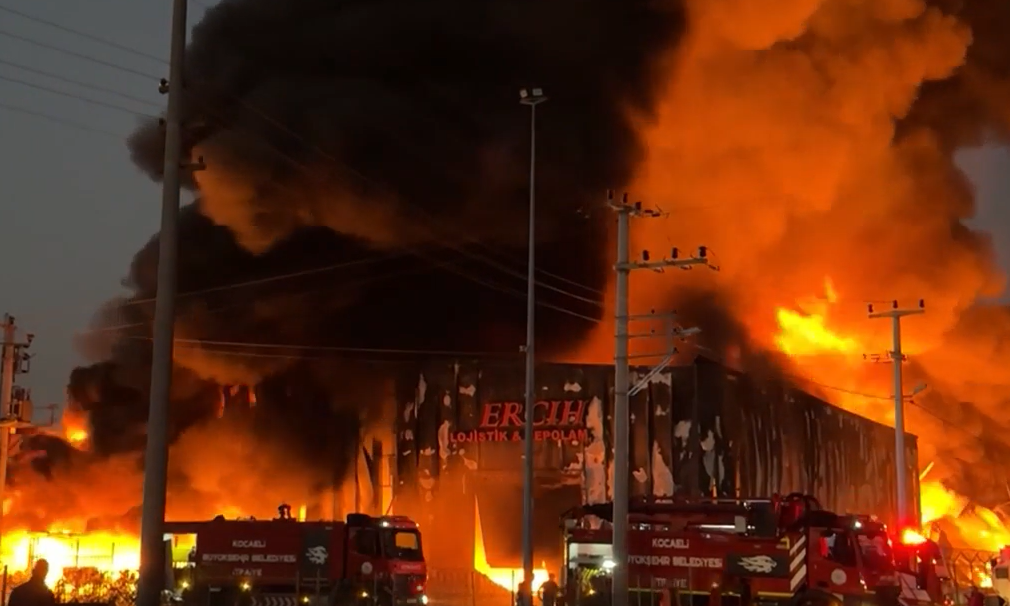 Kocaeli’de lojistik deposunda yangın: Ekipler kontrol altına aldı