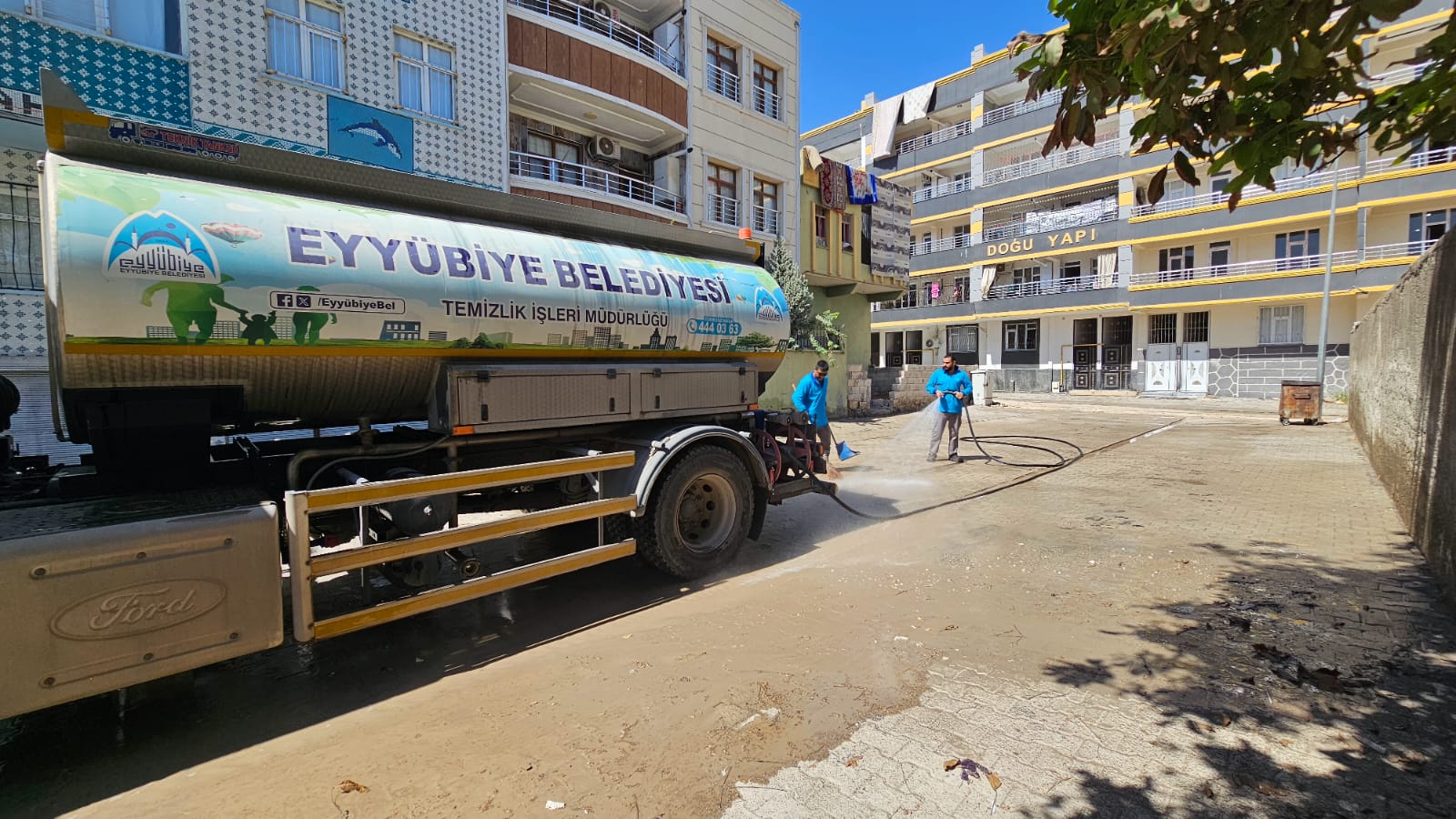 Geceyi gündüze katan temizlik ekibi, Eyyübiye'yi baştan aşağı temizliyor