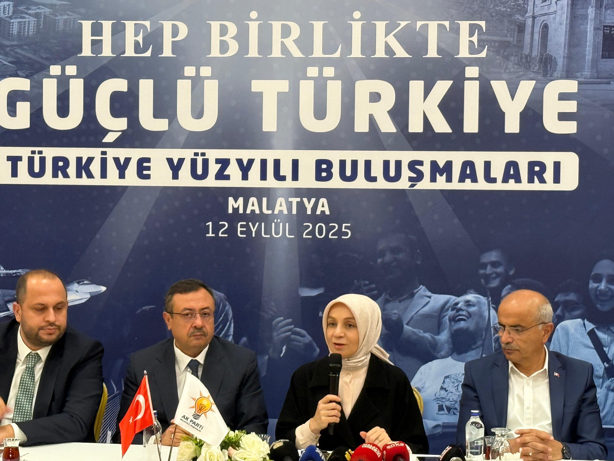AK Parti gurup başkan vekili Leyla Şahin Usta, Malatya’da Türkiye Yüzyılı buluşmalarına katıldı