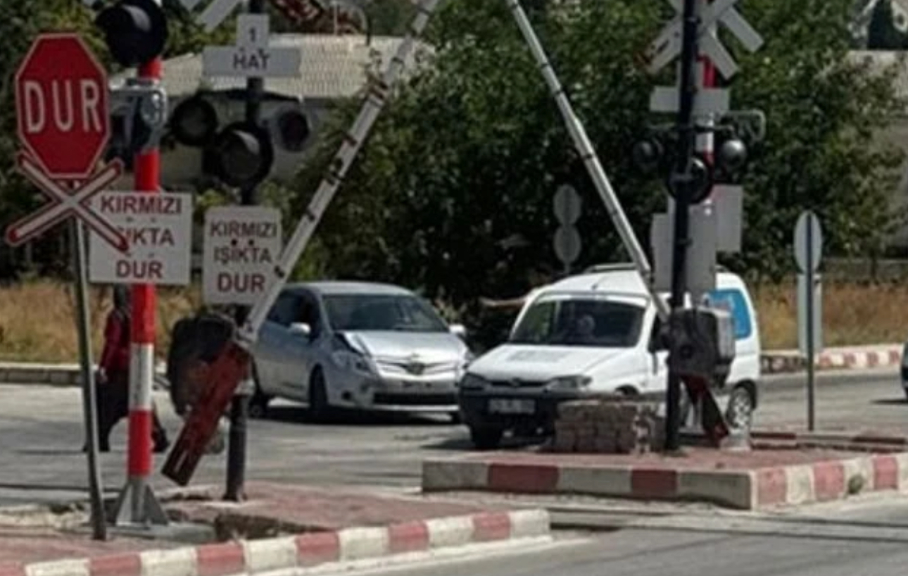 Burdur’da kavşakta kaza: Can kaybı ve yaralanma yaşanmadı