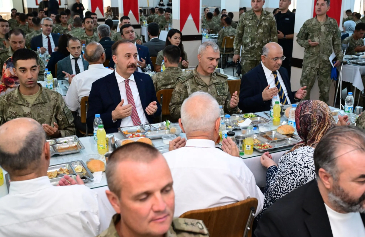 Isparta Valisi  Erin, Gazilerle Komando Tugayı’nda bir araya geldi