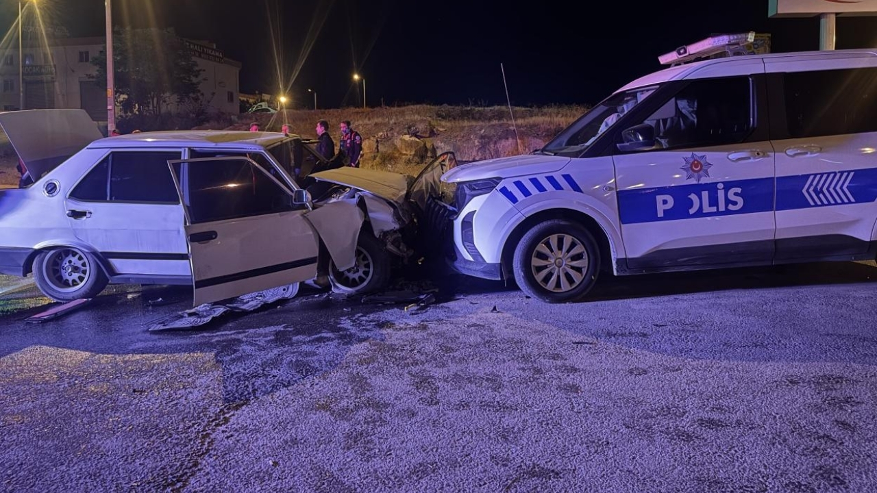 Kayseri’de "Dur" ihtarına uymayan sürücü polis aracına çarptı: 2 polis yaralı