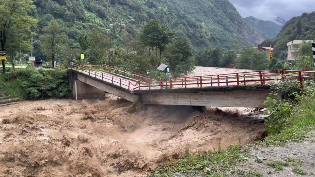 Rize’de sağanak yağış sel ve heyelana yol açtı
