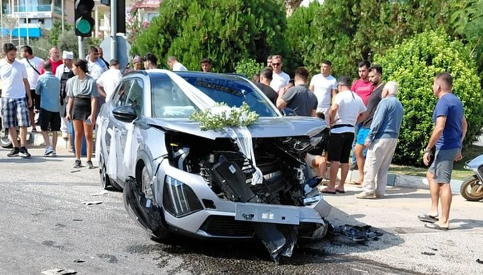 Kaş Kalkan’da ışıklarda maddi hasarlı kaza