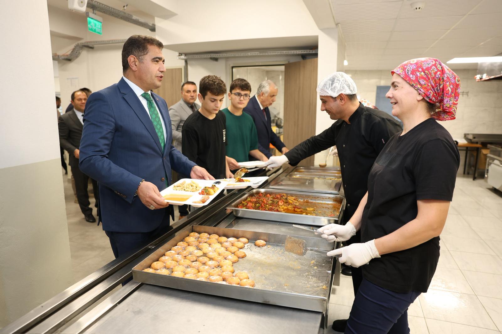 Vali Aslan Lise öğrencileriyle birlikte yemek yedi