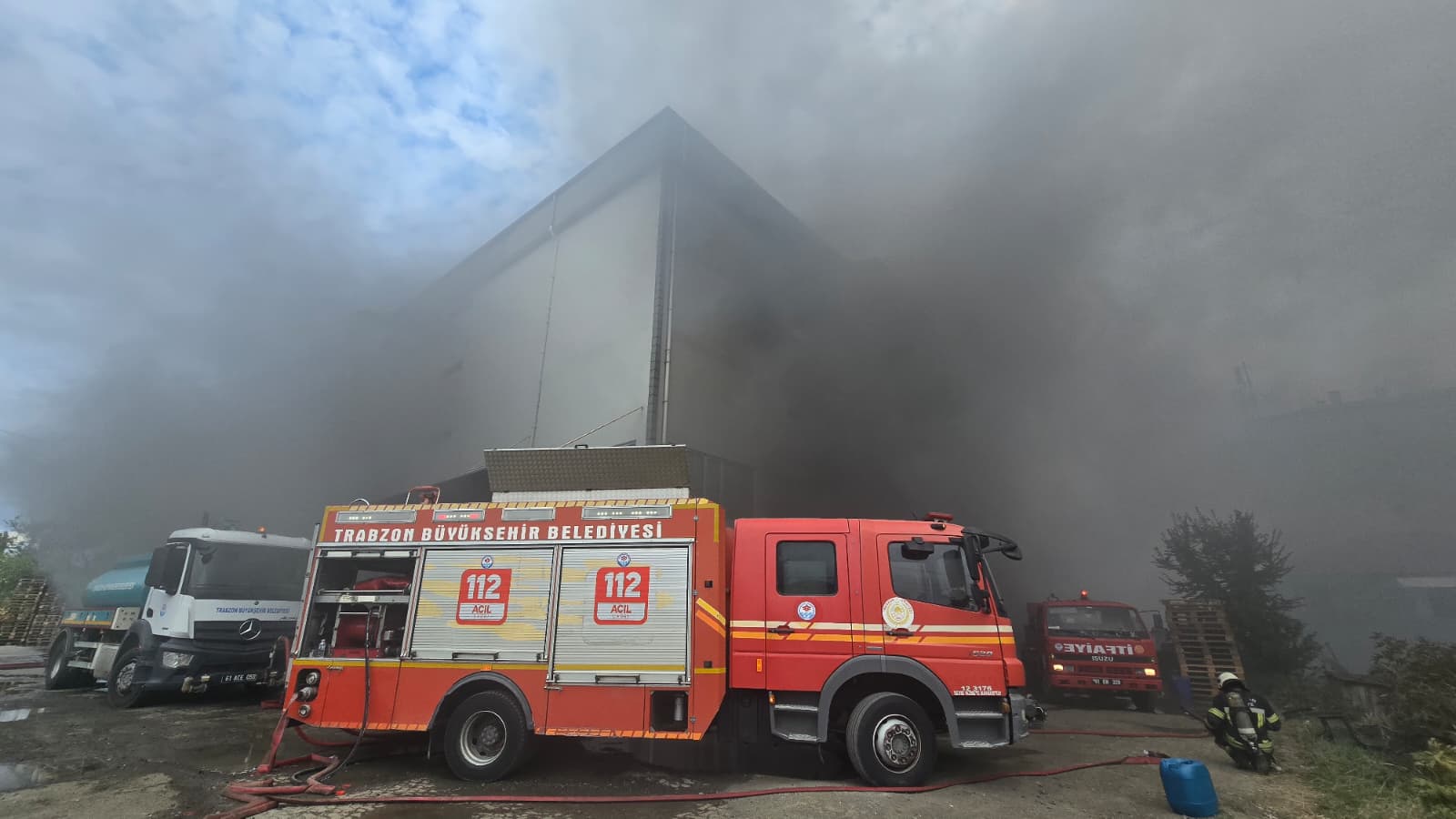 AVM'de çıkan yangın kontrol altına alındı