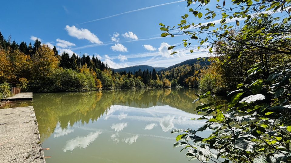 Sonbahar manzarasıyla Taşlıyatak Göleti büyülüyor!