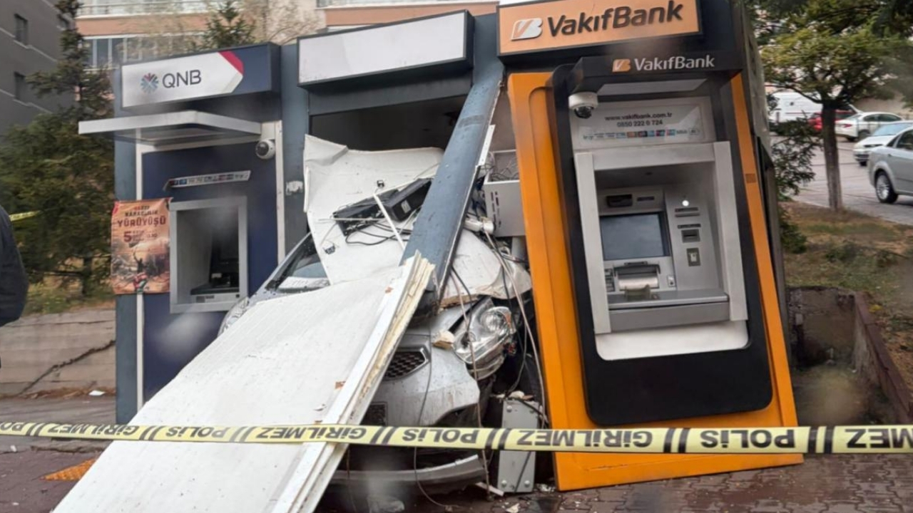 Ankara'da kaygan yolda kaza: Otomobil ATM'ye girdi