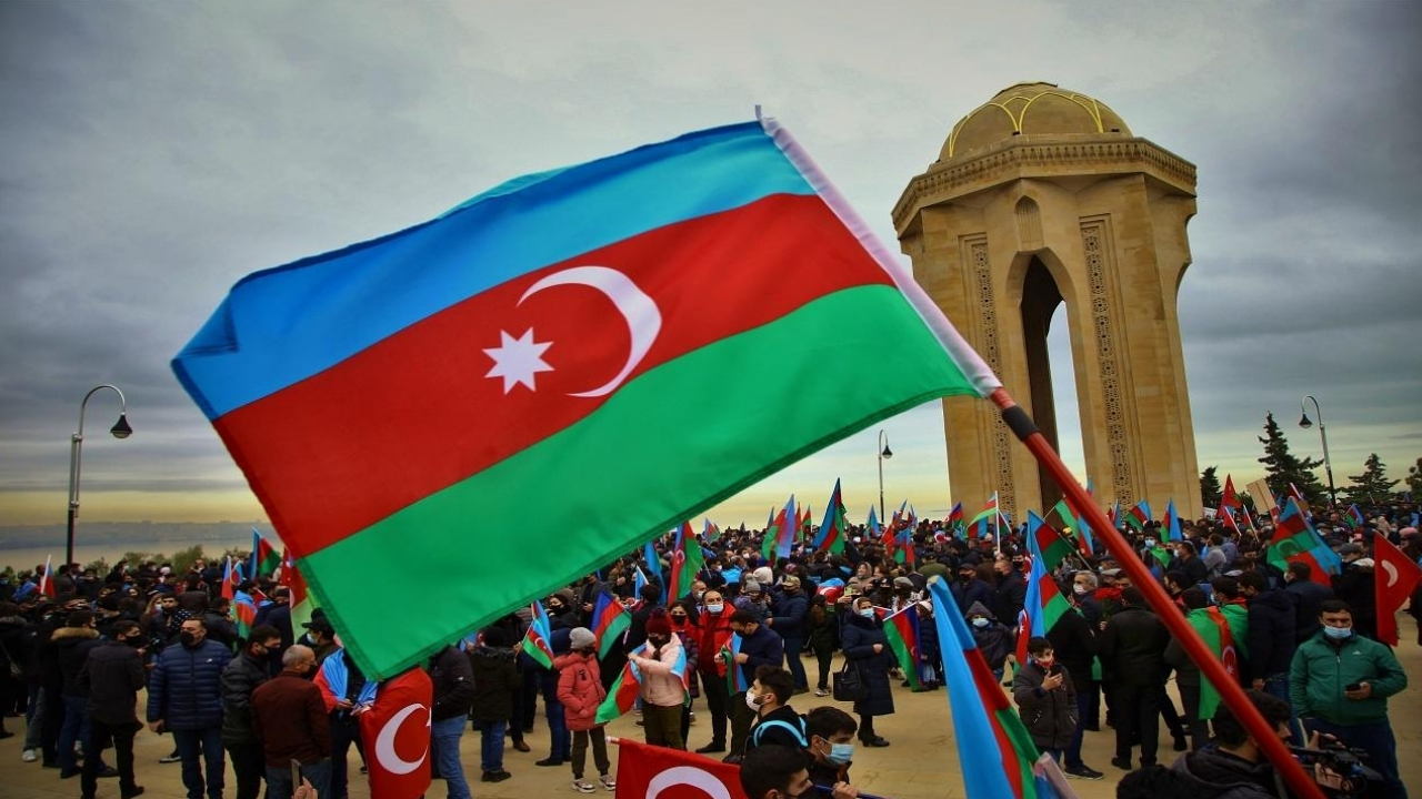 Azerbaycan bağımsızlığının 34. yılını gururla kutluyor