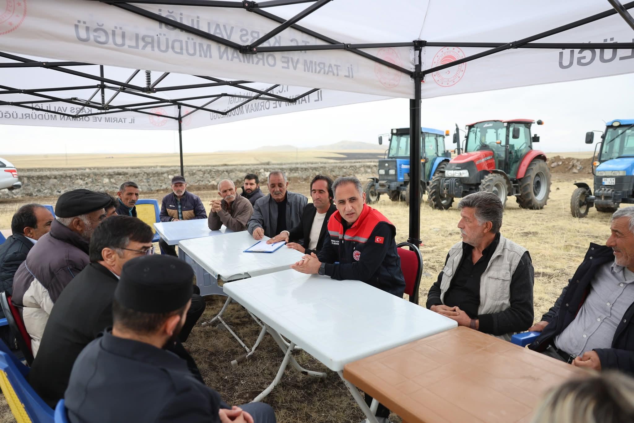 Kars Tarım İl Müdürü Enver Aydın, Başgedikler Köyü Merası’nda yetiştiricilerle bir araya geldi