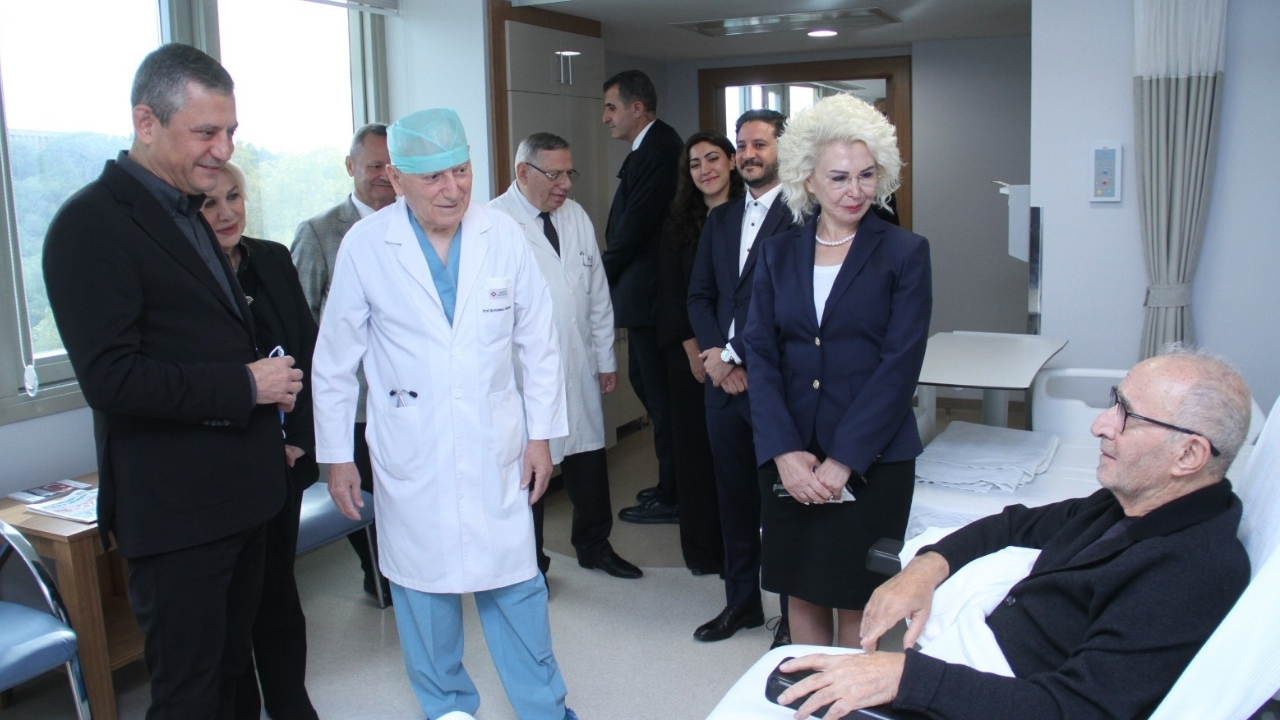 CHP lideri Özgür Özel’den Haberal’a övgü: “Türkiye’nin onurudur”