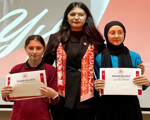 Şalpazarı’nın İlk Kadın Kaymakamı Akpınar, öğrencilere başarı belgelerini takdim etti