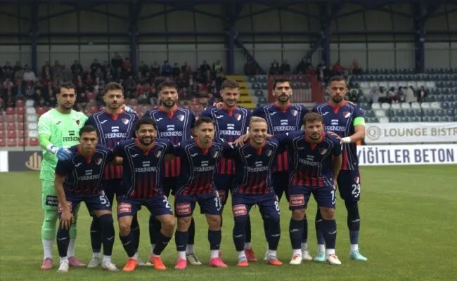 Düzce Cam Düzcespor zirvede ısrarlı