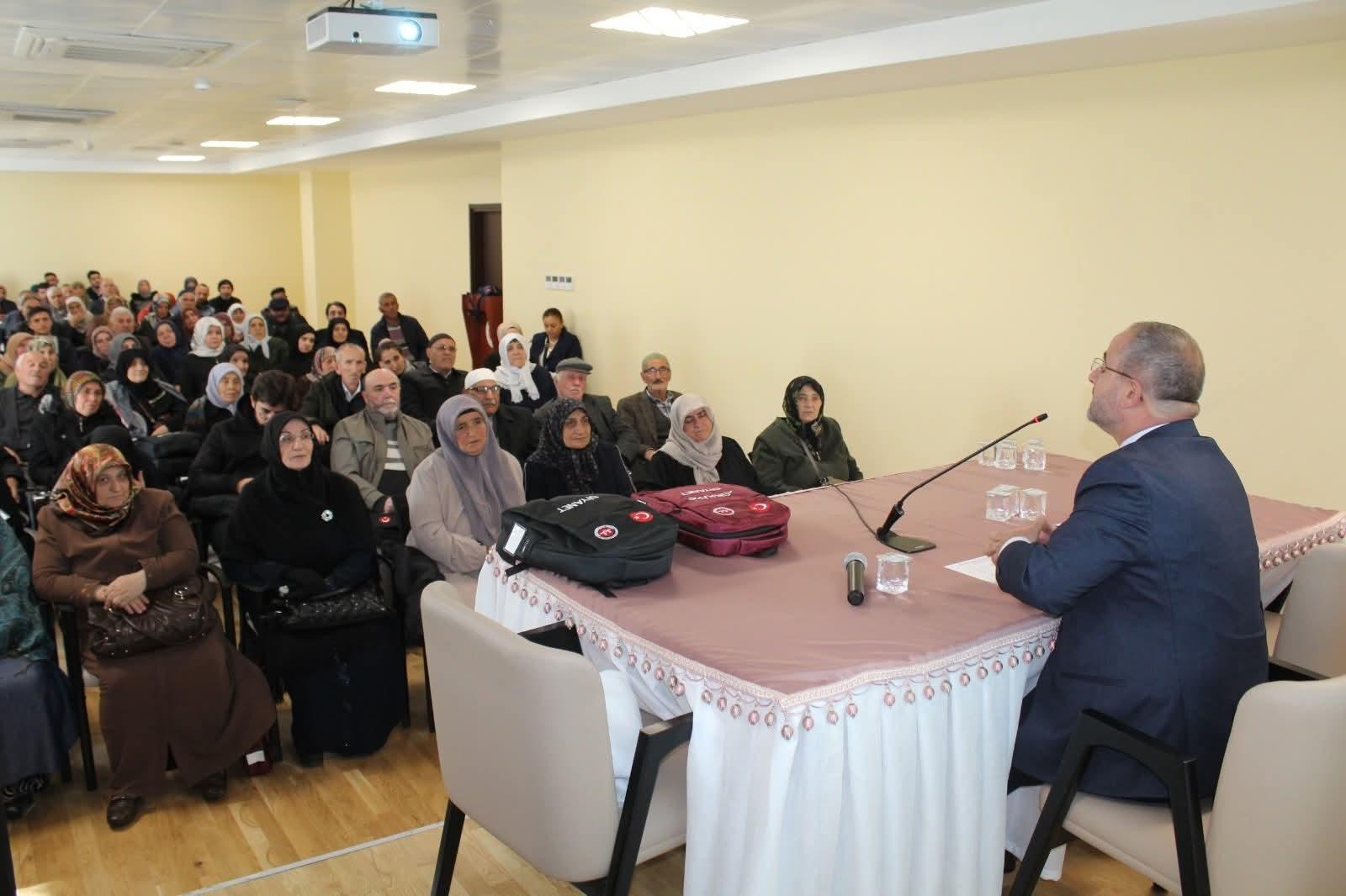 Kars'tan direkt uçuşlu Umre yolcularına bilgilendirme semineri düzenlendi