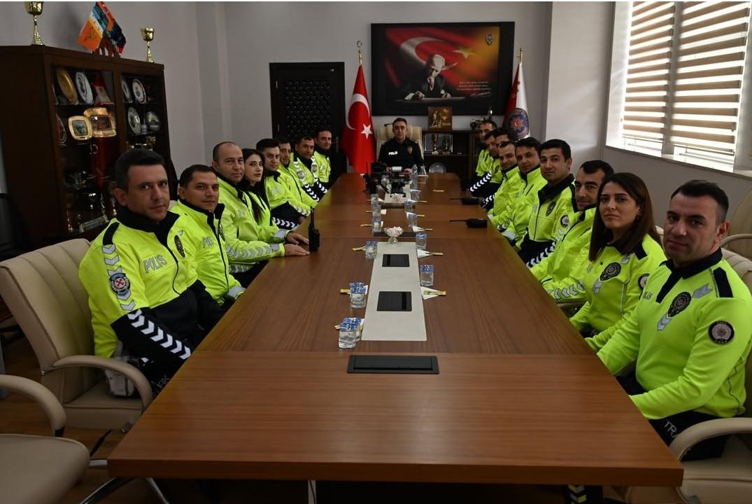 Kars İl Emniyet Müdürü Tombul, trafik personeliyle bir araya geldi