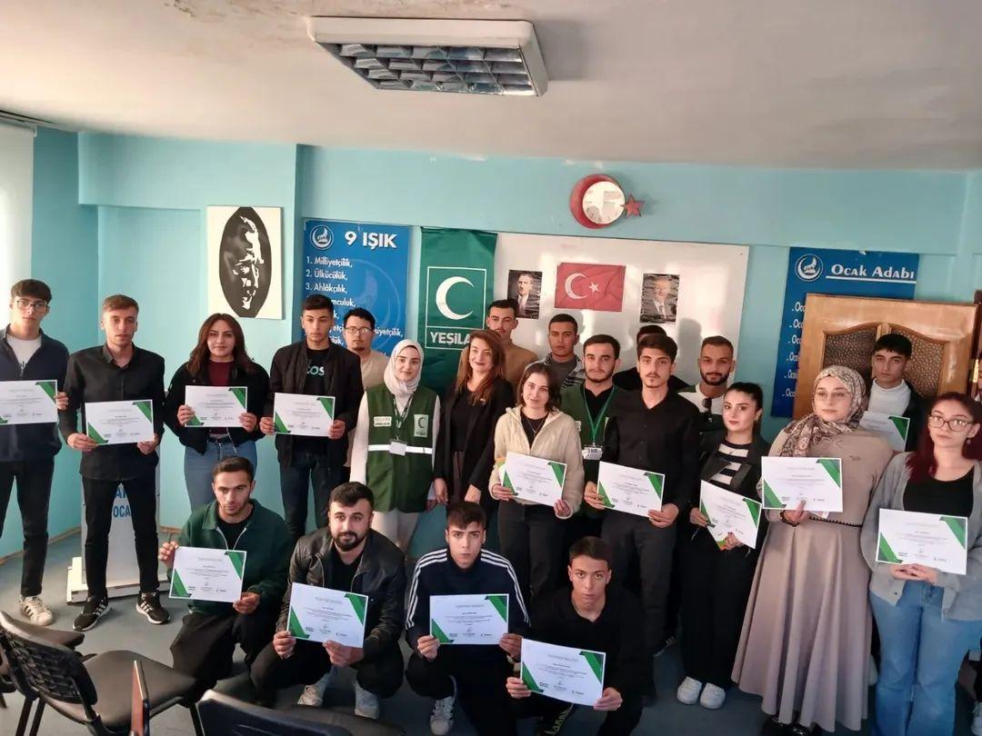 Kars Yeşilay'dan Ülkü Ocakları'nda bağımlılıkla mücadele eğitimi