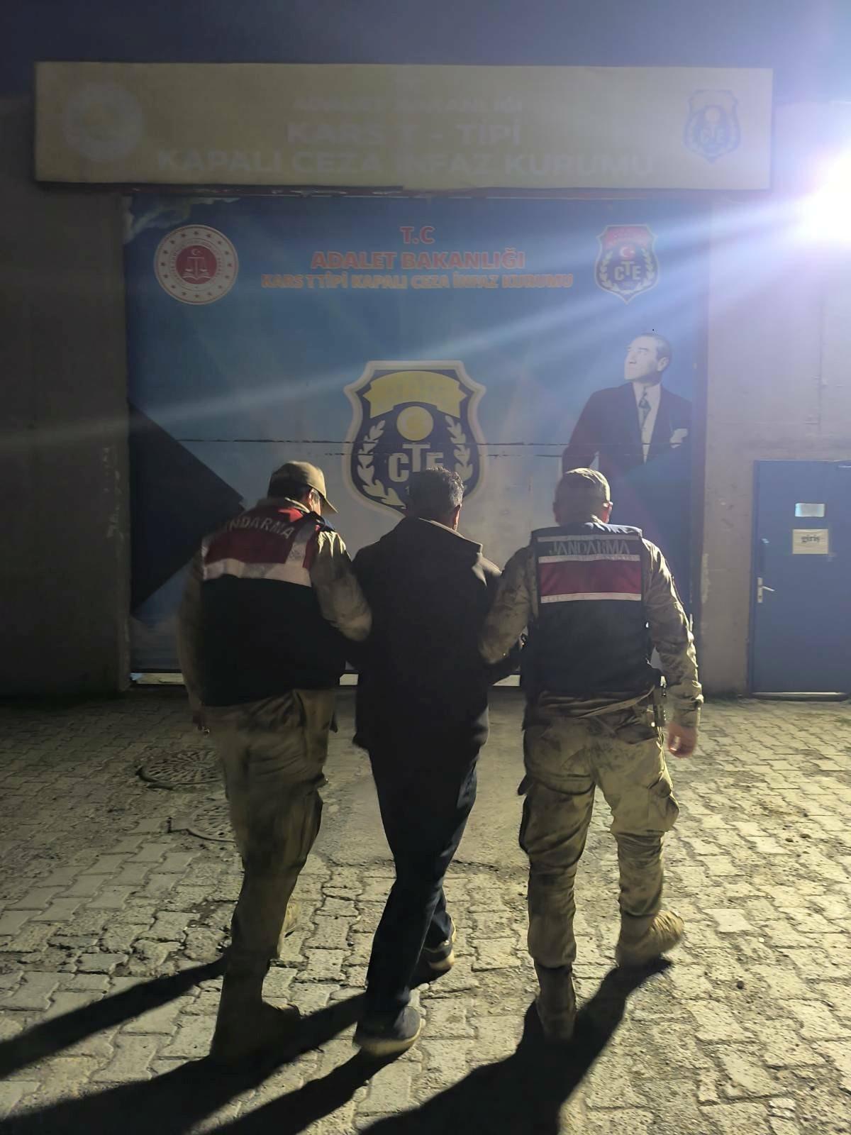 Kars'ta dolandırıcılık suçundan 7 yıl 6 ay kesinleşmiş hapis cezası bulunan şahıs yakalandı