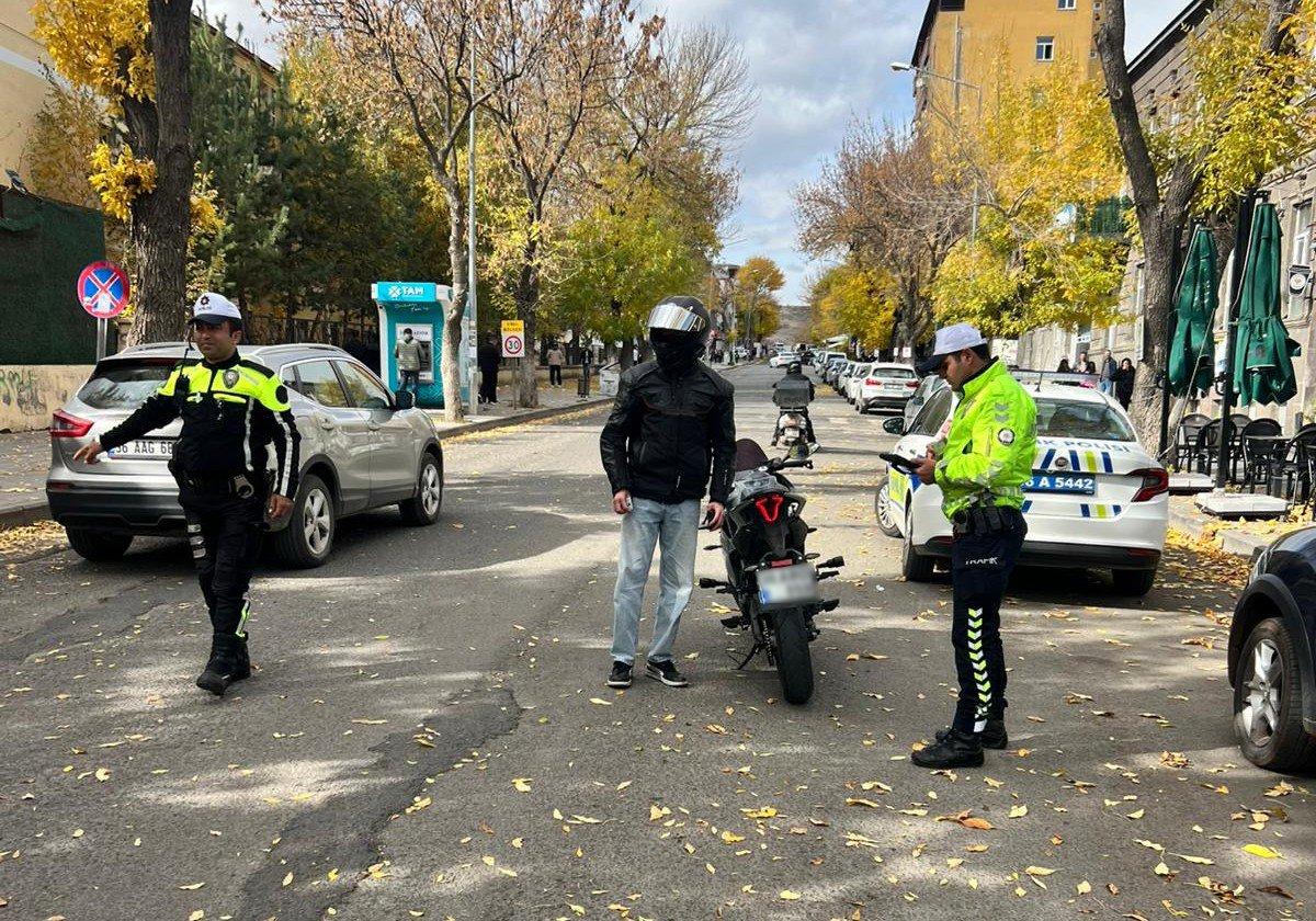 Kars’ta motosikletli kuryelere yönelik trafik denetimi Gerçekleştirildi