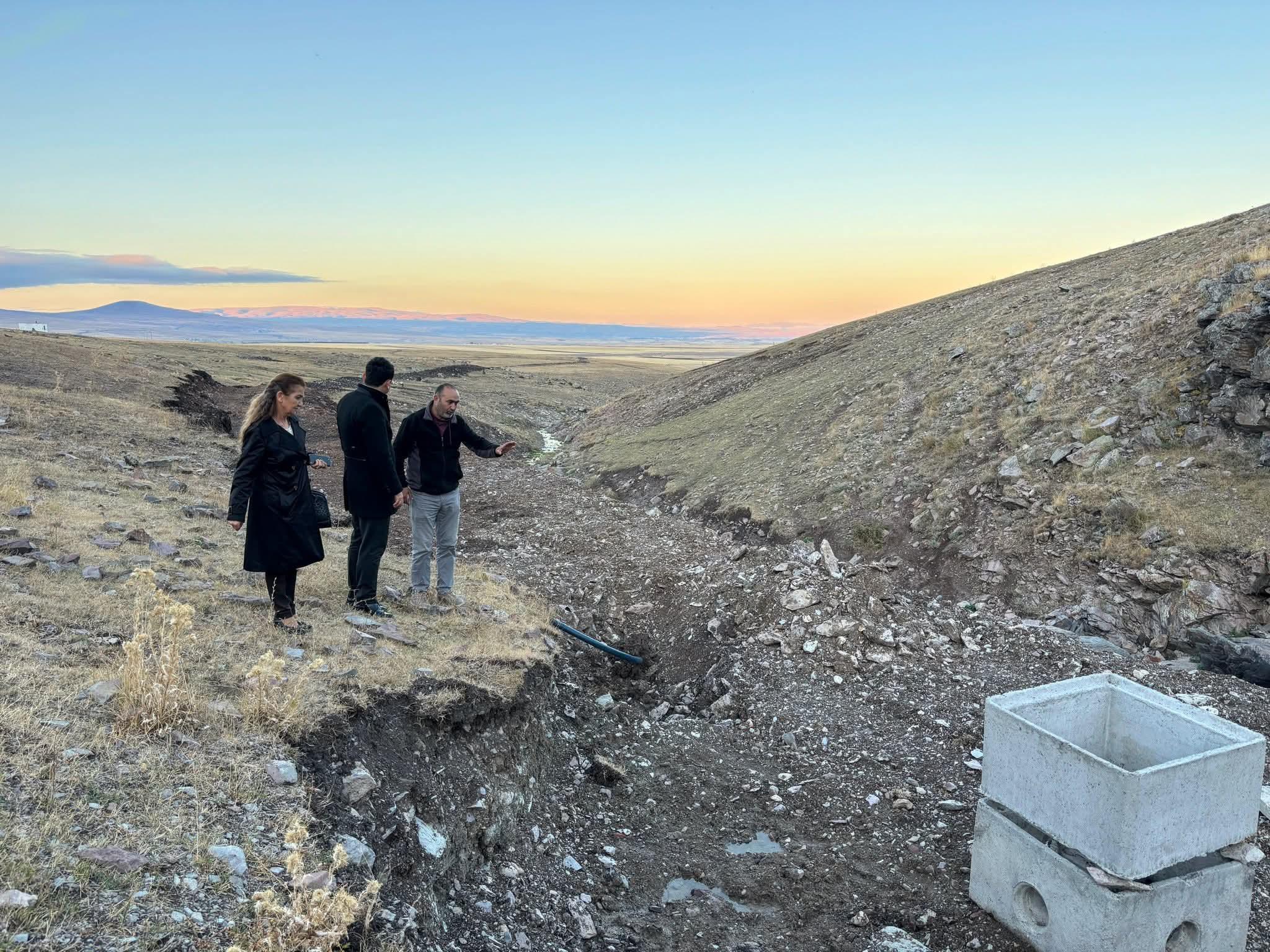 Kaymakam Tutal, İncesu Köyü'nde devam eden içme suyu hattı çalışmalarını inceledi