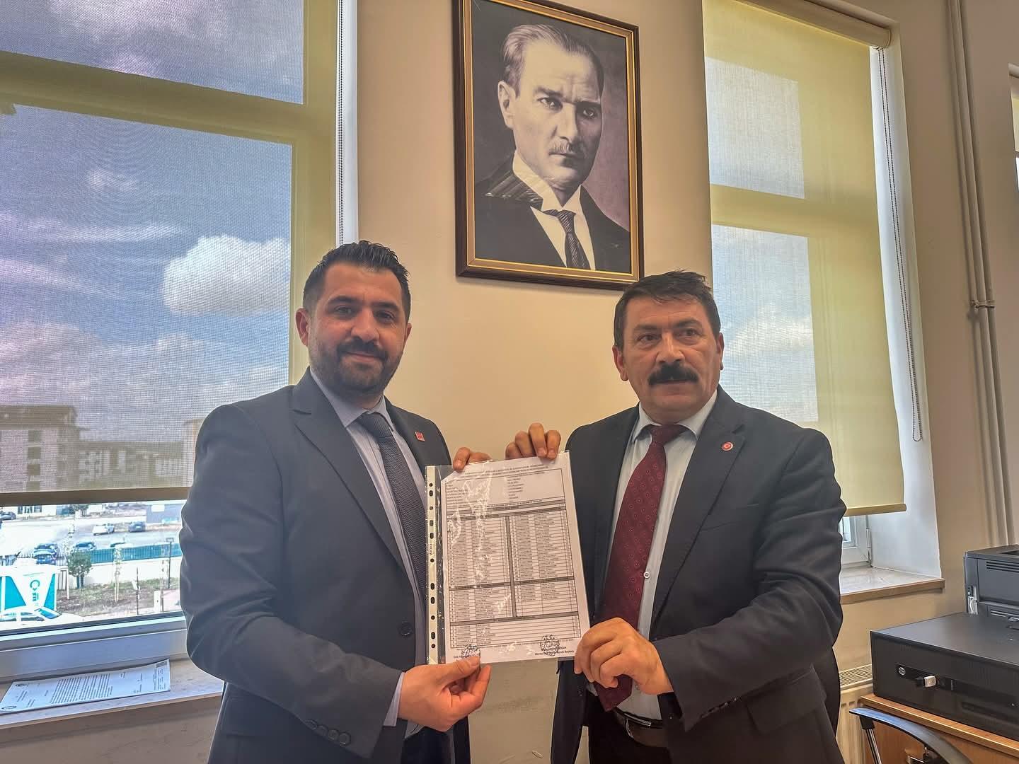 Kars CHP İl Başkanı Onur Uludaşdemir mazbatasını aldı