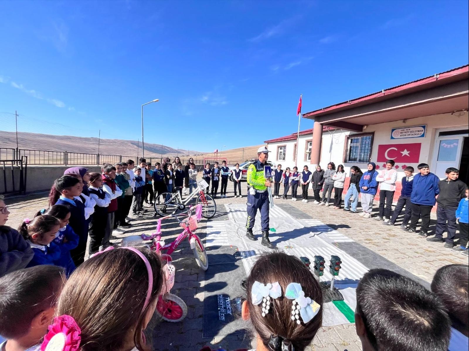 Kars İl Jandarmasından öğrencilere trafik bilinçlendirme semineri