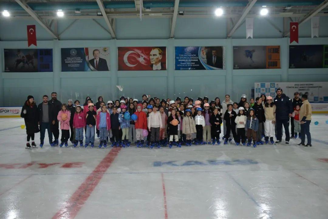 Kars’ta Dünya Kızlar Buz Hokeyi Günü coşkuyla kutlandı
