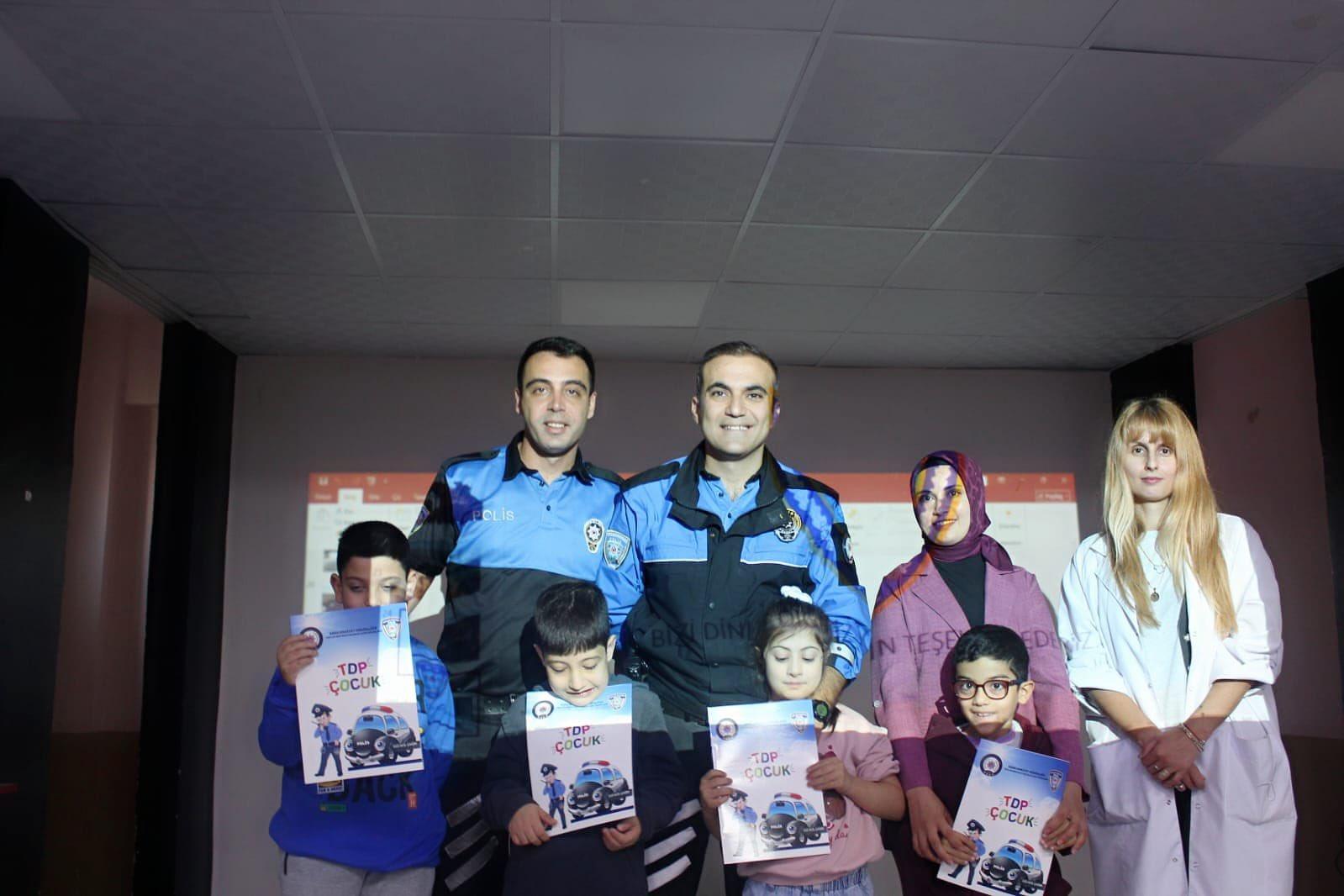 Kars Yenişehir İlkokulu'nda öğrencilere polislik mesleği tanıtıldı