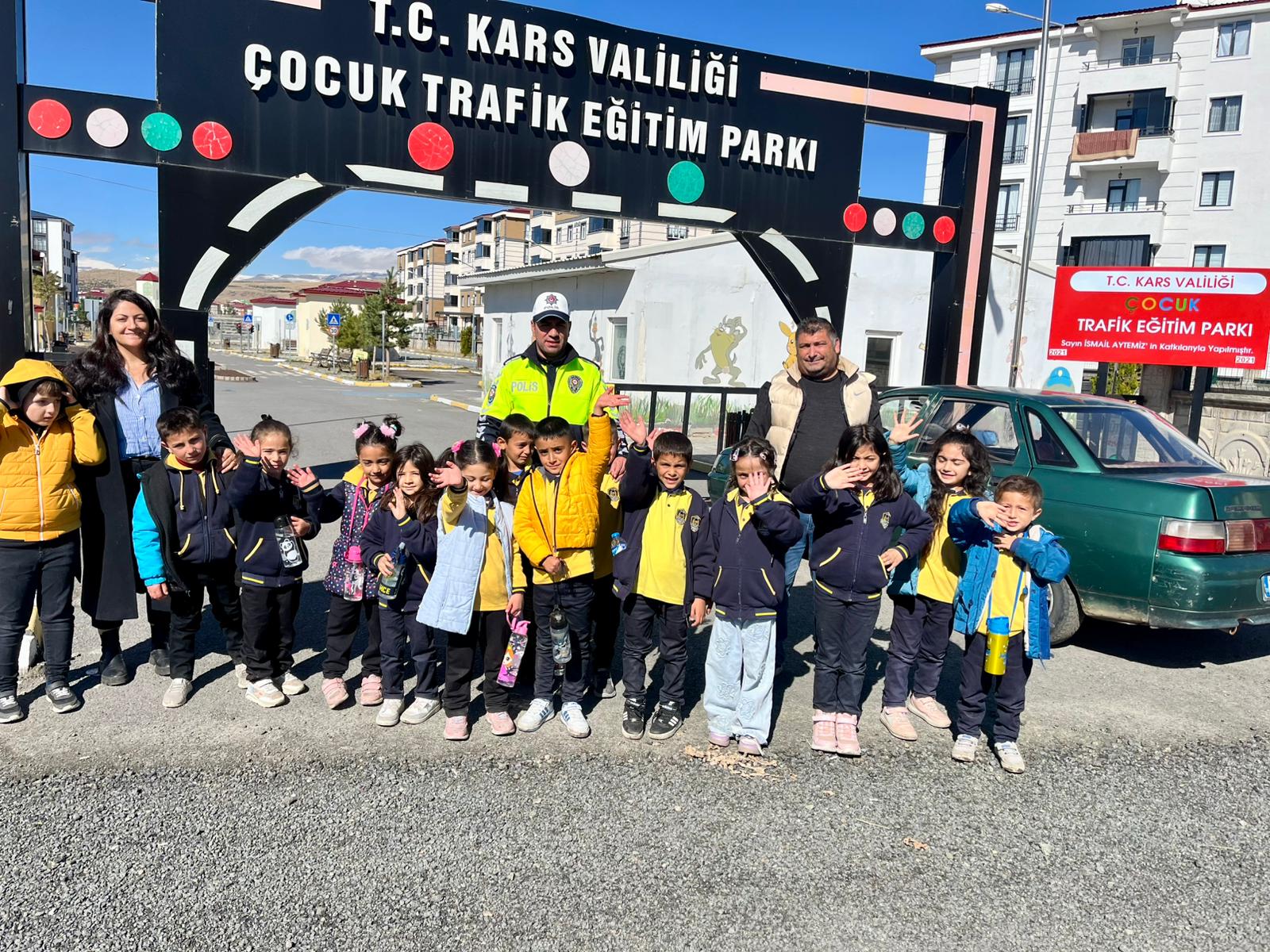 Kars’ta öğrencilere temel trafik eğitimi verildi