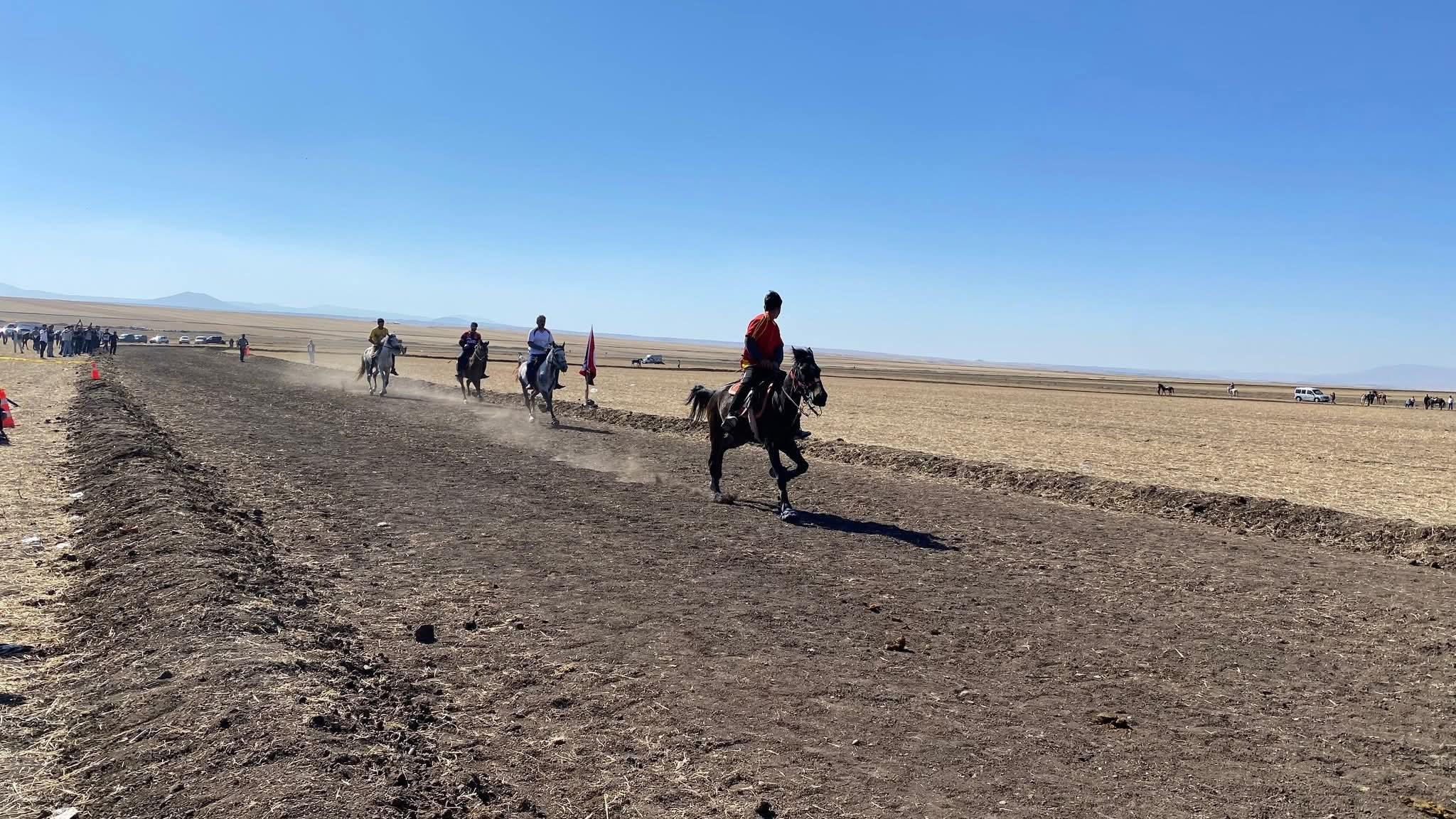 Arpaçay’da 4. geleneksel Rahvan At yarışları coşkusu