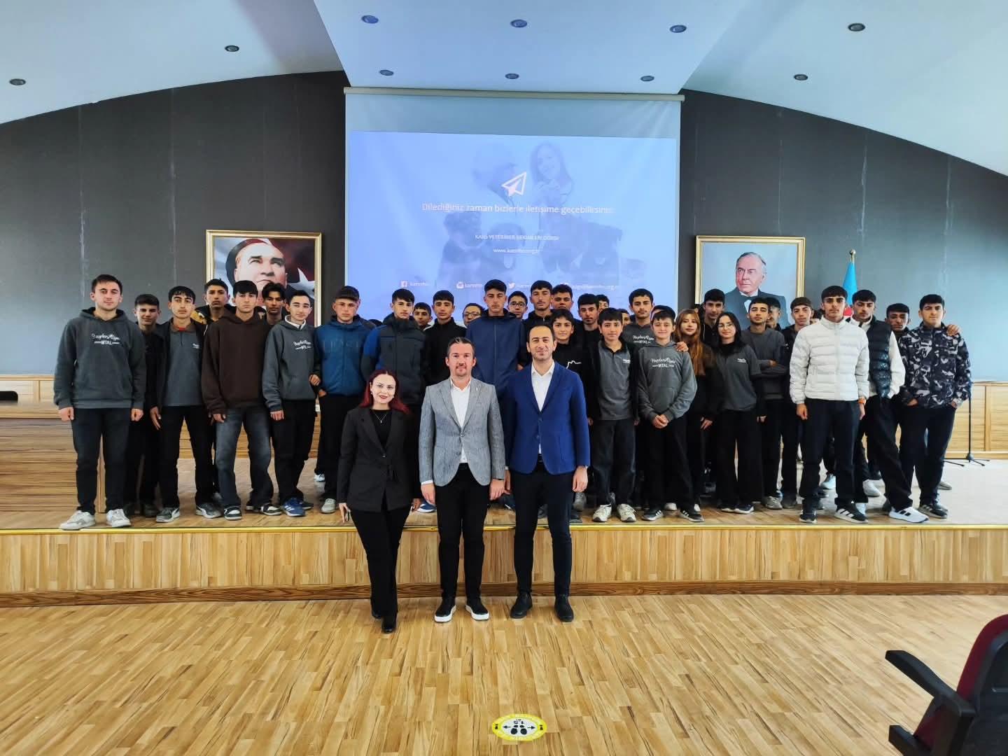 Kars Veteriner Hekimleri Odası Başkanı Ercan Ödül, kariyer günlerinde öğrencilerle buluştu