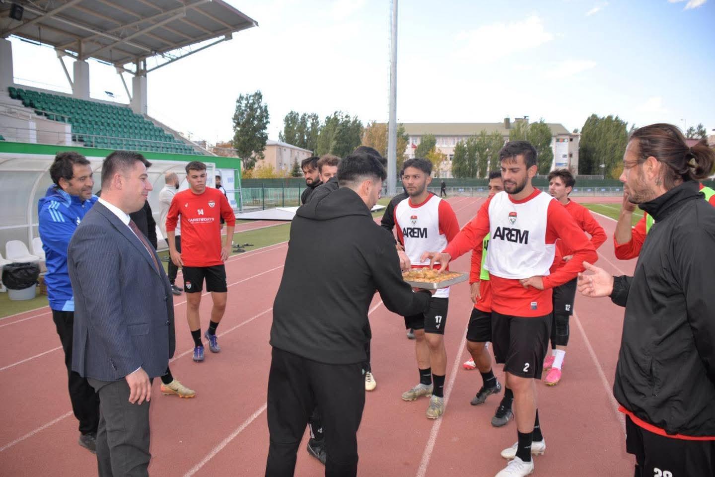 Kars Milletvekili Adem Çalkın'dan Kars 36 Spor’da maç öncesi tatlı ikramı