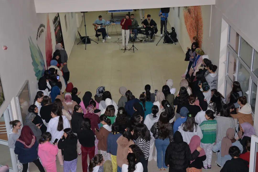 Harakani yurdunda moral gecesi: Yeni döneme coşkulu başlangıç