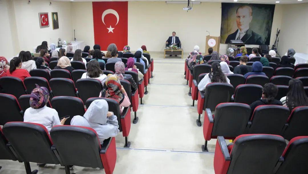 İl Müdürü Başköylü, yurt öğrencileriyle kariyer günleri kapsamında bir araya geldi