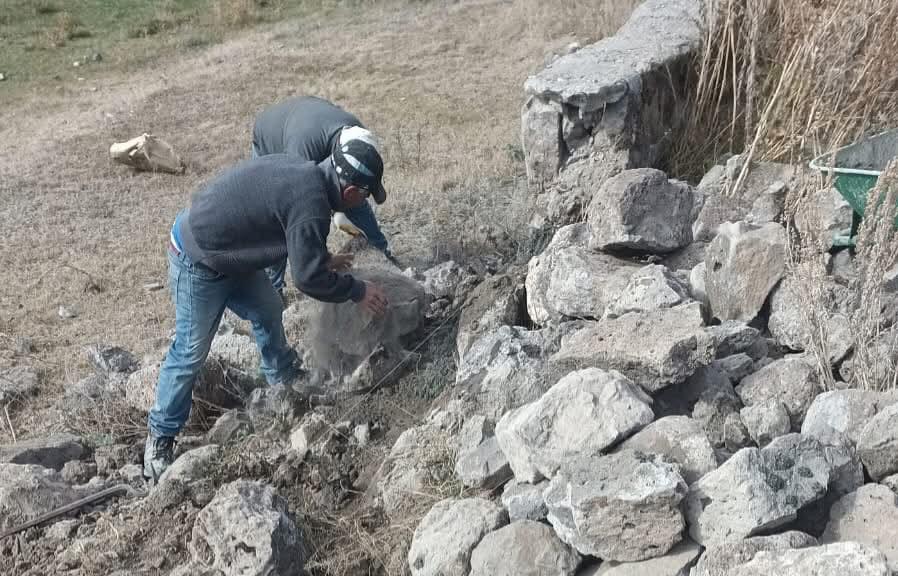 Selim Asri Mezarlığı'nda yıkılan duvarların yapımına başlandı