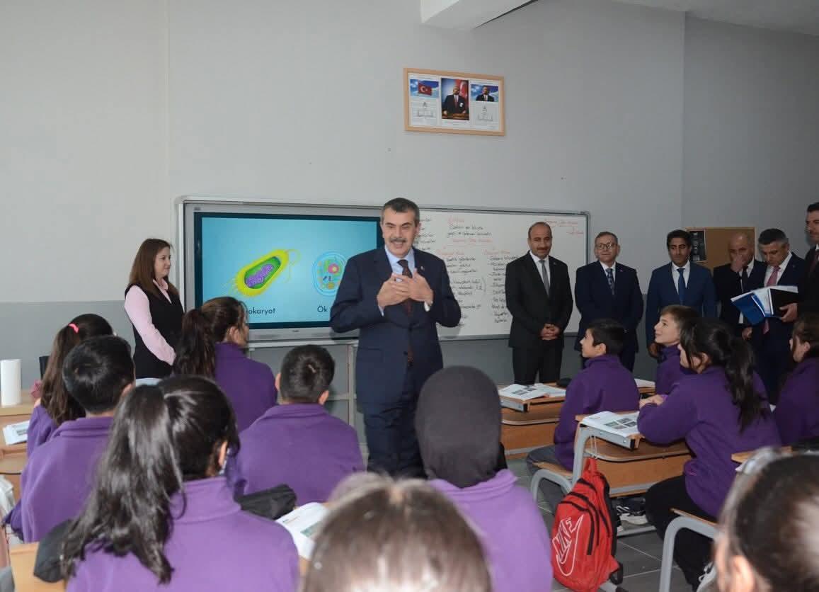 Milli Eğitim Bakanı Yusuf Tekin, Sarıkamış Fen Lisesi’ni ziyaret ederek incelemelerde bulundu
