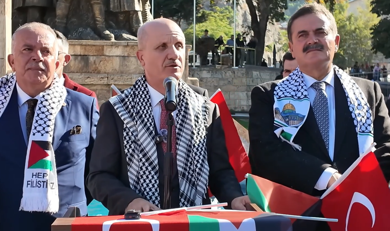 Yükseköğretim Kurulu Başkanı Özvar ile öğrenciler birlikte yürüdü