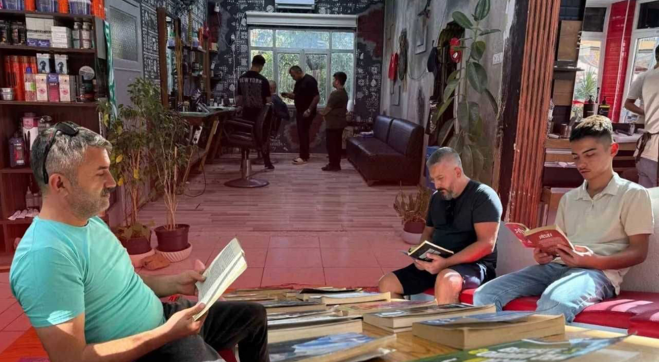 Serik'te kitapsever esnaf: Müşteriler sıra beklerken kitap okuyor