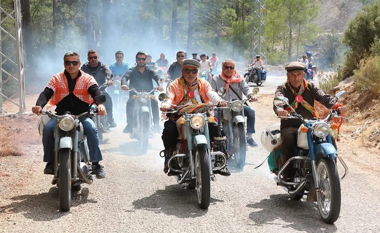 Kaş’ta klasik motosiklet tutkusu sosyal medyayı sallıyor